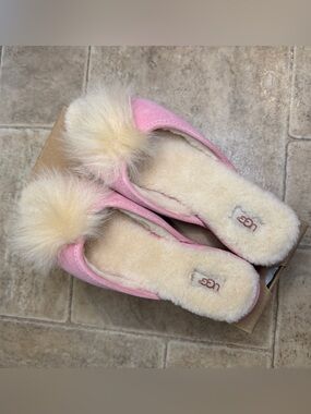 Yvett UGG pink open toe pom pom slipper slides size 9 NEW